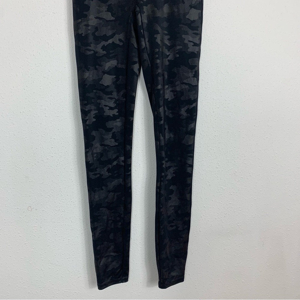 Spanx Matte Black Faux Leather Camo Leggings Small - Picture 4 of 8